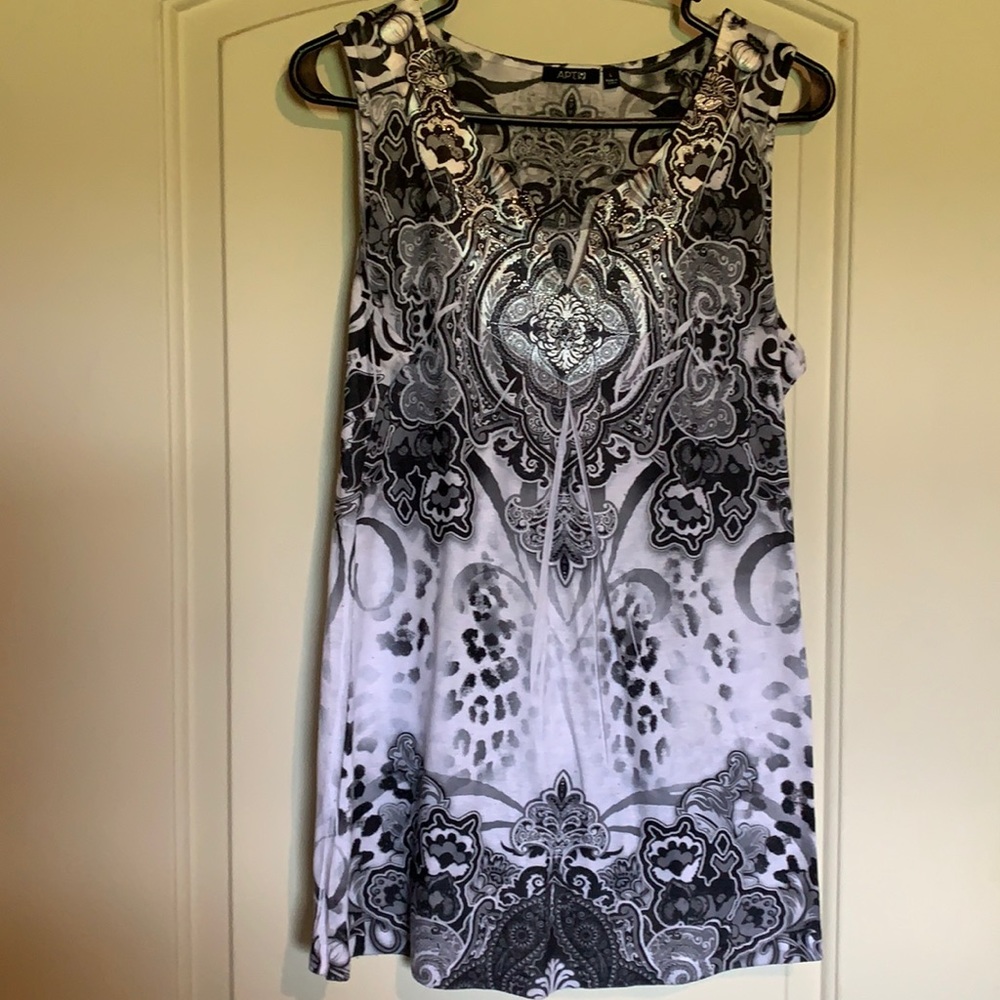 APT.9, Large, Black and White short sleeve Shirt